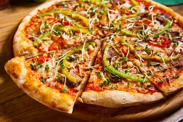 Photo sur Aluminium Pizzeria Pizza fraîchement cuite sur la table en bois