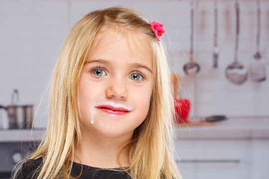 Mädchen Kind Milch Milchbart Bart gesunde Ernährung