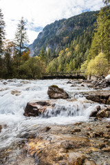 Gebirgsbach in den bayerischen Alpen in Deutschland