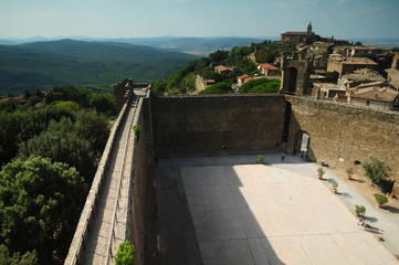 Panorama su paesaggio della Toscana, con vista dalla Fortezza di Montalcino, tra valli e colline e centro storico. 