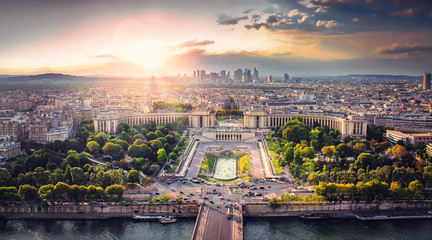 Vue de dessus de Paris depuis la Tour Eiffel au coucher du soleil le soir. Citiscape Paris, France.