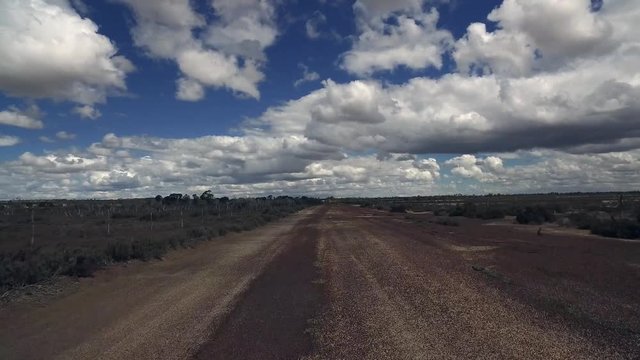 Straße mit rotem Straßenbelag im Outback von West-Australien, Teil 3