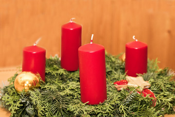 Runder Adventskranz mit roten Kerzen neu