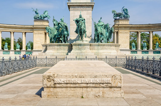 Cenotaph 'for the memory of our heroes' in front of the statue of Arpad and his fellow Magyar chieftains on the Heroes' Square - Budapest, Hungary