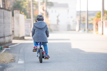 Obraz premium 自転車に乗る男の子