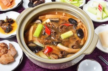 Taiwan's traditional cuisine - Squid and sea snail soup