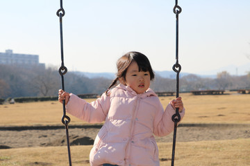冬の外遊び　3歳の女の子