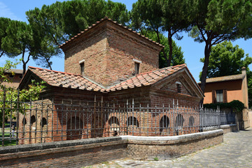 Fototapeta na wymiar Kirche in Ravenna