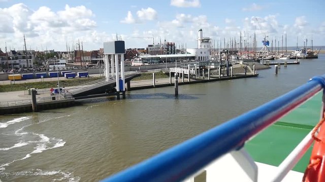 Navigazione nel porto di Harlingen in Frisia