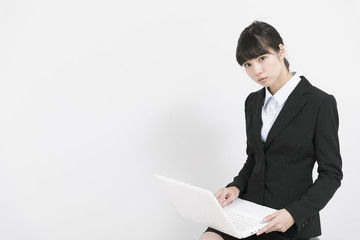 ノートパソコンを使う女性