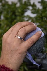 Ring an Frauenhand