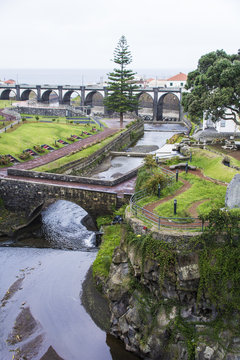 Parkanlage mit Br&uuml;cke in Ribeira Grande auf der Azoreninsel Sᾶo Miguel.