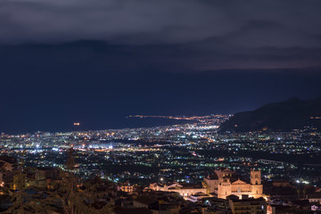 Veduta notturna del Duomo di Monreale e città di Palermo, Sicilia