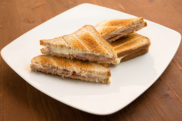 Toasts al prosciutto e formaggio 