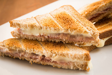 Toasts al prosciutto e formaggio 