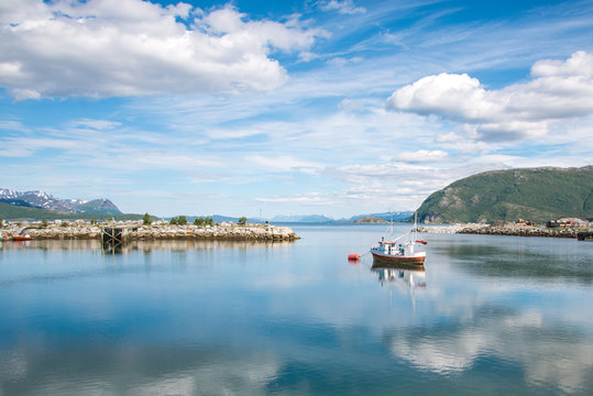 Fischkutter im Hafen von Sørkjosen, Norwegen