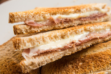 Toasts al prosciutto e formaggio 