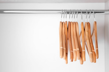 Clothes hangers in empty wardrobe - obrazy, fototapety, plakaty