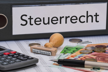Aktenordner (schwarz) mit Beschriftung Steuerrecht