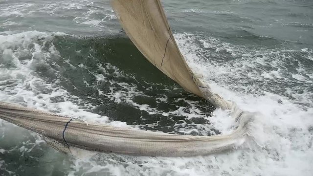 Peschereccio con le reti da pesca nel mare di Wadden