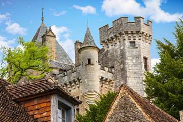 Fototapeta na wymiar Vitrac. Chateau de Montfort derrière les toitures du village. Dordogne. Nouvelle-Aquitaine