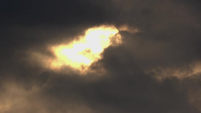 黒雲に覆われる太陽2_03-1166
