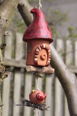 kleines haus wartet auf den frühling