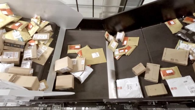 Huge amount of parcels bein transported on conveyor belts - time lapse 24 times faster