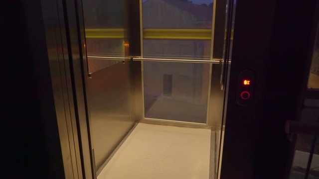 15954_An_elevator_opening_and_closing_the_door.mov