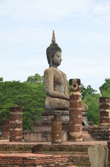 Fototapeta premium OLD SUKHOTHAI BOUDDHA ASSIS WAT SA SI THAÏLANDE 
