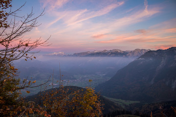 Sonnenuntergang in den europäischen Alpen im Herbst mit Ausblick von oben