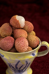 Litschis in einer dekorativen Keramiktasse