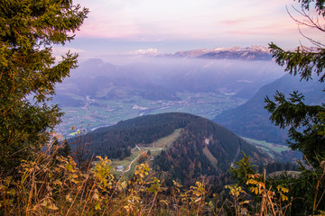 Blick von oben im Gebirge ins Tal in den Alpen 