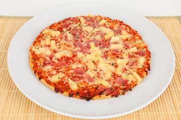 gebackene Tiefkühlpizza Hawaii