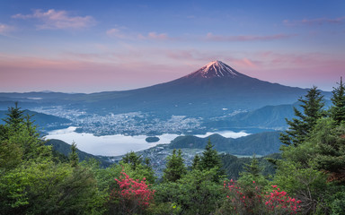 Fototapeta na wymiar Mountain Fuji and Kawaguchiko lake at sunrise time in spring season