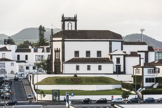  Kirche "Sᾶo Pedro" von Ponta Delgada auf der Azoreninsel Sᾶo Miguel.