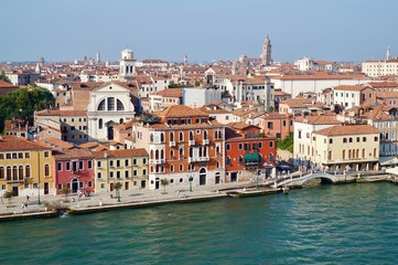 Fototapeta premium Panorámica de la ciudad de Venecia desde la cubierta de un barco