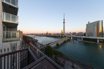 Obraz premium Tokyo Sumida river view with Tokyo Skytree in evening. The Sumida river is a river that flows through Tokyo, Japan.