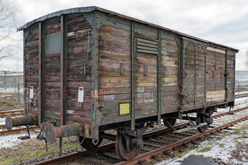 Fototapeta na wymiar alter Gerätewaggon / Gerätewagen, DDR aus Holz