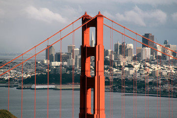 Bildkomposition eines Pfeilers der Golden Gate Bridge, an dessen Zwischenraum die Spitze der Transamerica Pyramide zu sehen ist..Where: San Francisco, USA.When: 28.02.2014.