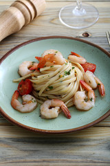 pasta con frutti di mare sfondo tavolo di cucina