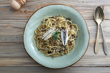 pasta spaghetti con le sardine uvetta e pinoli