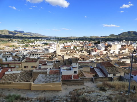 Sax. Pueblo de Alicante en la Comunidad Valenciana, España  perteneciente históricamente a la Corona de Castilla. Está situado en la comarca del Alto Vinalopó