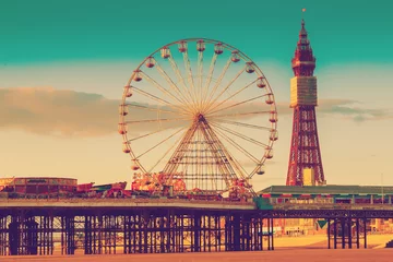 Stickers muraux Parc dattractions Retro Photo Filter Effect Blackpool Tower and Central Pier Ferris Wheel, Lancashire, UK