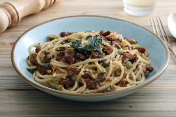 pasta tipica della sicilia pomodori secchi olive capperi e pane grattugiato