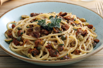 pasta tipica della sicilia pomodori secchi olive capperi e pane grattugiato