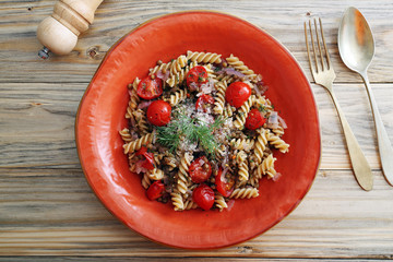 insalata di pasta vegetariana fusilli con pomodori e lenticchie