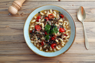zuppa vegetariana con lenticchie e pomodori sfondo tavolo di cucina