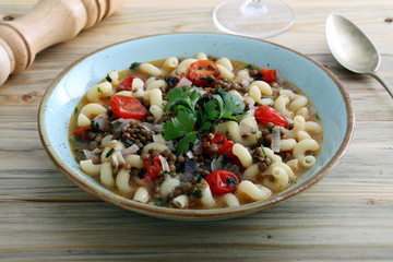 zuppa vegetariana con lenticchie e pomodori sfondo tavolo di cucina
