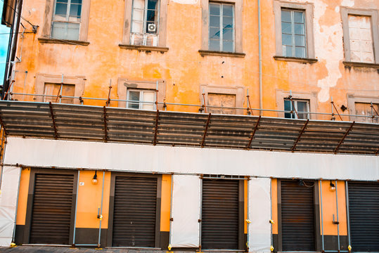 Cantiere edilizio, ponteggi di sicurezza impalcature, facciata muro danneggiato